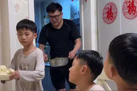 爸爸：但凡你们一人啃个馒头咱家这一颗白菜都能吃两顿#记录真实生活 #人类幼崽 #爸爸带娃 #三个儿子视频封面