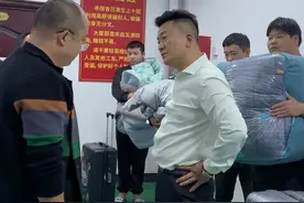 宿舍管理员利用职权，收取工友们的宿舍费，辛好黄总及时碰到，狠狠教育了管理员一顿，替工友们打抱不平！实在是太解气了……#管理员工 #打工人 #正能量视频封面
