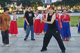 #广州广场舞阿姨乱入街舞少年团 阿姨偶遇小伙跳街舞，直接加入，还说动作太简单 #广州阿姨和小伙子广场上斗舞 #广场舞阿姨说街舞挺简单的