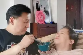 为孩子撑起一片天。 #创作灵感  老婆生病卧床九年了！老公放下工作陪在身边细心照顾。为了孩子有一个完整的家。爸爸放下一切事情陪在老婆身边照顾吃喝拉撒。