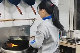 10岁女孩凭借花式的炒菜技能走红网络#厨师#炒菜 #厨艺 #小厨师 #厨师日常 #高手在民间视频封面