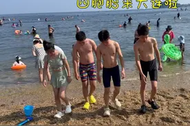 大哥大嫂带四胞胎弟弟妹妹东北行 大连站 大嫂说大连很浪漫。视频封面