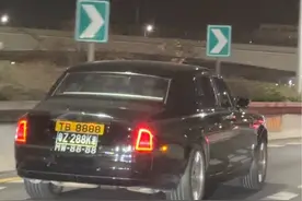 高速偶遇一台挂满了车牌号的劳斯莱斯幻影，车牌号8888一路发发发，气场太强大了！这才是真正的大佬#男人的玩具 #街拍豪车 #最牛车牌 #劳斯莱斯视频封面