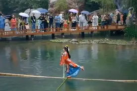 90后女孩练成“独竹漂”特技，站在竹竿上跳舞震撼网友#独竹漂#独竹漂杨柳 #轻功水上漂#特技#特技表演 #高手在民间#水上漂 #水上运动视频封面