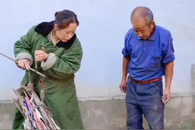 大爷纸壳子里面竟然藏了两块铁，辛亏让我发现了…#收纸壳子#搞笑视频