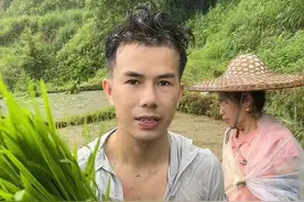 今天下大雨我跟爸爸妈妈依然在到田里插秧怎么还不容易#插秧#稻花鱼视频封面
