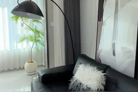 想要省钱又高级，首选现代简约风，真的很耐看。全屋75×150暖灰色亮光砖通铺，空间显大，又好打理#高级感的家 #装修越简单越耐看 #现代黑白灰 #瓷砖通铺 #客厅搭配