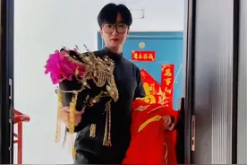 演出回来老妈说吃菜饼,闺女要吃蒸的，老妈要吃煎的，去买菜做两样吧！做饭的不怕辛苦就怕做完都不爱吃！上有老下有小的生活你在经历吗？#上得厅堂下得厨房 #菜饼 #菜饼的家常做法 #给家人做饭 #会下厨的男人视频封面