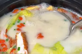 这就是最近网上很火的鲫鱼豆腐汤做法，汤如牛奶，大人孩子都喜欢喝#奶白鲫鱼汤 #煲汤 #为你煲汤 #美食教程 #如何炖鲫鱼汤好喝