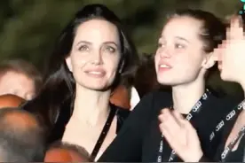 安吉丽娜朱莉和她女儿😍其实我是可以当奴隶的😈基因有多强大💃i wanna be your slave#maneskin 👑好喜欢这女王又婊里婊气的演唱会#iwannabeyourslave #安吉丽娜朱莉 #布拉德皮特 #神级现场 @maneskin