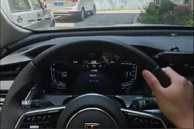 自己开车遇到窄路，凭感觉就能轻松通过，而新手司机却只敢停在原地不动，明明都已经很小心了，却还是刮蹭到，今天呢，给大家分享几个开车时的使用点位，掌握之后，能够快速提升车感，远离刮蹭 #汽车知识 #抖音汽车 #每天一个用车知识 #驾驶技巧 #新手上路