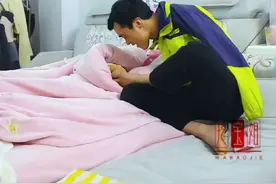 没有双手的新手奶爸得经历多少苦，才能把双脚变成手，这么悉心的照顾坐月子的老婆 #感动瞬间 #新手奶爸 #对你还是爱不够视频封面