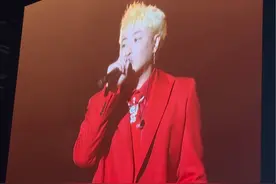 潘玮柏演唱会现场重现粉丝合唱环节，唱功一流的粉丝把偶像追成哥哥是一种什么体验？🤣@潘玮柏 #潘玮柏 #我的追星日记 #潘玮柏狂爱世界巡回演唱会视频封面