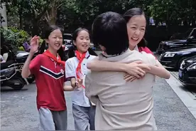 三个女儿的爸爸回国啦！见面的一瞬间太感人了#布丁糖糖 #双胞胎 #女儿 #奶爸带娃视频封面