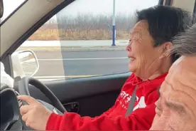 等我们老了以后，你要走在我前头，这样所有的痛苦都有我承受。这个世界上谁照顾你我都不放心，因为没人比我更懂你的脾气。#歌词句句入心 #老来伴是最长情的告白 #时光慢些吧不要再让你变老了视频封面