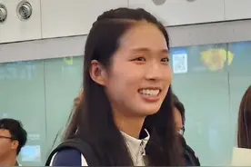 【為港隊奪巴黎奧運首金 江旻憓回家啦】為香港奪得奧運首枚金牌的劍擊女神江旻憓回香港啦，早上6:00的香港機場接機大堂擠得水泄不通，江旻憓出現在大家面前時，現場一片歡呼，在機場的市民也非常興奮和驚喜。  　江旻憓一直面帶笑容，十分陽光甜美，還不忘囑咐現場的記者朋友要記得吃早餐，十分暖心。#巴黎奧運 #香港 #江旻憓视频封面