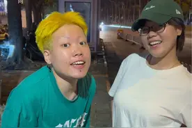 朋友走路戴耳机很危险，试试用这个方法@方方FAFA #le #莫名其妙 #走路戴耳机 #我把我唱给你听 #冷知识