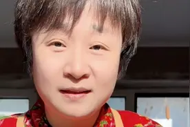 凉拌笔管鱼 笔管鱼一焯水，放上材料，泼上油.一拌，那小鲜味噌噌的，谁吃谁知道.点个小心心收藏啦，跟着红姐的办法做起来.#比管#胶南红姐 #海鲜原产地 #农村美食