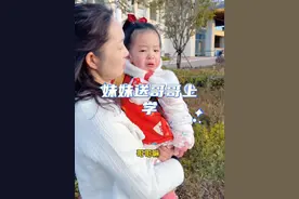 妹妹送哥哥去上学，果然还是哭了，小朋友的世界就是这么简单可爱！#宝宝日常vlog  #暖心一幕 #萌娃日常 #哈喽小小上学人 #带娃日常视频封面