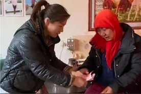 让人间多一份温暖传递更多爱的力量 这是胶州市小高张家村一个真实的困难家庭，夫妻双双患癌症，因为没有钱直接想放弃治疗一起离开，我今天去听阿姨含泪讲完这段痛苦的经历，去年刚刚给儿子办结婚，借了不少钱没还，自己手臂骨折住院，后来夫妻两人前后检查出来癌症，无奈之下求救了互联网上爱心人士帮忙卖白菜，@少海板桥羊汤 没想到好心人还给了很多救济的善款🙏儿媳妇怀孕了连检查的费用都拿不出来，太难了！我没有多大的能力，我尽一点微薄之力，愿他们少受一些痛苦，早一天治疗早日康复，希望刷到这条视频的每一位有爱心的朋友能够伸出援手帮帮这个困难的家庭。#正能量 #传递善良传递爱 #帮忙 #农村生活视频封面