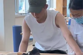 最近弟弟的康复训练好像到达了瓶颈期，他说那天他做了个一个梦，梦见自己会走了，不但走的像原来一样，还和朋友一起在梦里玩双杠，他特别开心，但是醒来后的落差感让他有点难过。他说“姐，我真的好想快点好起来啊”我理解他的心情有多么迫切，因为好多次我醒来的时候，他已经开始躺着自己举手练习了，可正因为太过急于求成，反而适得其反，手和腿的肌张力长得很快，所以我只能不断的寻求更适合他的康复方式……视频封面