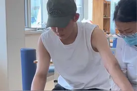 最近弟弟的康复训练好像到达了瓶颈期，他说那天他做了个一个梦，梦见自己会走了，不但走的像原来一样，还和朋友一起在梦里玩双杠，他特别开心，但是醒来后的落差感让他有点难过。他说“姐，我真的好想快点好起来啊”我理解他的心情有多么迫切，因为好多次我醒来的时候，他已经开始躺着自己举手练习了，可正因为太过急于求成，反而适得其反，手和腿的肌张力长得很快，所以我只能不断的寻求更适合他的康复方式……视频封面