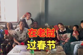 中国女婿把中国春节带到老挝，带着老丈人贴对联，发红包，包饺子视频封面