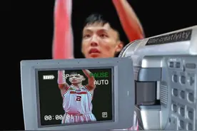 本土小外援徐杰的表现持续进化，对阵南京同曦徐杰再次打出22分13助攻的小外援级别数据，我们的小个子球员也能撤步高难度三分打进，也有精准的妙传，第二阶段开赛以来徐杰的场均得分排在本土第一，不足1米8，年薪只有70万，谁还说我们不重视小个子球员呢#徐杰 #广东男篮视频封面