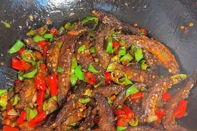 好多人泥鳅买来不知道怎么做，一定要试试我们江西的做法，香辣入味，连骨头都是酥的#泥鳅 #干煸泥鳅 #下饭菜 #家常菜 #泥鳅的家常做法视频封面