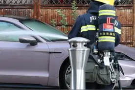 “围车造池”降温！私家车起火多次复燃 #浙里是浙江消防 #消防救援  #车辆自燃 #蓝朋友