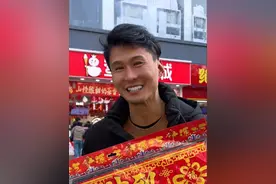 在洛阳街头和陌生人碰拳遇见一对幸福的父子是什么体验？ #碰拳惊喜挑战 #治愈系笑容 #无心治愈#洛阳碰拳 #爱让人像小孩