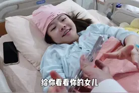 宝宝刚出生就住进保温箱，媳妇心急如焚，看到宝宝照片的那一刻，心都被萌化了！#刚出生的宝宝 #快点好起来视频封面