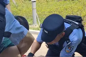 戴手铐过程中遇到反抗怎么办？如何利用手铐的切腕技术将其控制住？岚山法警的处突演练给你带来答案#警务实战训练 #司法警察#处突演练@吉安法警 @神木法警 @湖南法警 @洋州法警视频封面