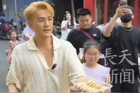 歌手吴克群现身南昌街头打卡特色美食并热情与路人分享 欢迎来南昌吃"吴克群同款美食"#吴克群 #江西南昌 #美食