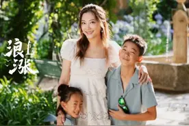 42岁应采儿晒大儿子Jasper12岁庆生照 和母子三人合照 Jasper身高已到应采儿下巴 弟弟HoHo与其长相酷似 网友:爸爸的基因太强大了！ 小小春已成少年#应采儿 #陈小春 #陈小春儿子 #Jasper #小小春