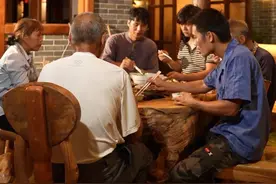 用半个月的时间，家人来帮忙把院子门窗装好，在农村有这样一个院子，在院里一起吃饭生活太美好啦。#改造梦想小院 #星乡村星农人 #新农人计划2025 #山居生活