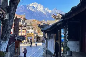 丽江古城绝美雪山机位🏔️一镜到底路线视频来咯！！！ 去丽江古城逛 千万不要放过这个神仙机位！！！ 神圣的雪山和充满烟火气的古巷结合真是美好又浪漫啊～💕 #丽江旅游攻略 #玉龙雪山 #旅行推荐官 #丽江古城 #万物皆可种草搜