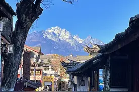 丽江古城绝美雪山机位🏔️一镜到底路线视频来咯！！！ 去丽江古城逛 千万不要放过这个神仙机位！！！ 神圣的雪山和充满烟火气的古巷结合真是美好又浪漫啊～💕 #丽江旅游攻略 #玉龙雪山 #旅行推荐官 #丽江古城 #万物皆可种草搜