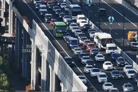 这是一条令杭州市民纷纷头疼的高架，网友们甚至给它取了个名字“秋石停车场”#秋石高架 #杭州交通出行