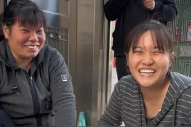 还有一个月就过年了，小芬买了好多潮汕特产寄过来，鸡司令的兄弟过年回家窑鸡，晚餐小芬亲自下厨做潮汕特色菜给学长爸妈吃，煮牛肉丸汤炒咸菜牛肉，大家都夸赞好手艺，鸡司令说要吃三碗饭#广东 #湛江 #窑鸡 #dou来广东百千万 #家庭日常