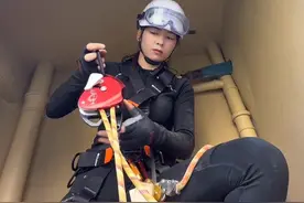 简单的事情重复做，重复的事情用心做。#危险动作请勿模仿 #高空作业安全第一 #空调安装 #绳索技术 #专业的事情交给专业人去做