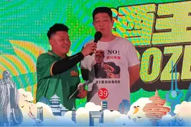 青岛啤酒节酒王争霸赛现场，任光超4.32秒炫完一瓶啤酒，霸气自我介绍：蝉联十三年冠军！#任光超#酒王#青岛国际啤酒节#好客山东美美与共#逛不完的宝藏山东视频封面