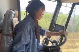 农村老人自己收割麦子却即将下大雨了，女子很是心疼老人就开着收割机去帮忙收割。#正能量 #感动 #感恩视频封面