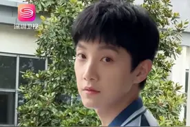 范世琦深夜发文 “网暴绝不是无关痛痒的玩笑” 艺人范世琦近期深陷“于朦胧酒后坠楼事件”谣言漩涡，深夜发文“网暴绝不是无关痛痒的玩笑，那些不实的言语与恶意的转发，会深深刺痛一个人。”此前经历大规模网暴后通过法律途径维权，工作室发布律师声明，相关言论已引发侮辱、诽谤蔓延，涉嫌违法。#范世琦 #于朦胧事件 #网络谣言 #抵制网暴