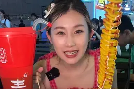 挑战一个人200块，在青岛啤酒节都能吃到什么！ #带上消食片去嗨啤 尽享美食无负担！#在青岛啤酒节吃最多竟是消食片 #青岛国际啤酒节 #路边摊美味 #特色小吃视频封面