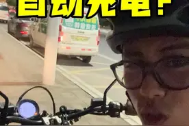 牛啊！复古车竟然有这功能？ 几天没骑车杜卡迪彻底没电了，但真没想到，一台完全没有电控的杜卡迪，竟然能自动充电？！#杜卡迪 #自游800 #夜骑视频封面