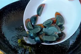 把皮蛋倒进滚烫的油锅，第一次见这种做法，鲜香下饭太好吃了！ #美食教程 #皮蛋新吃法