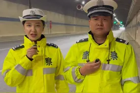 乌鲁木齐交通设施升级！“反光道钉”卫星路隧道首次亮相#交通安全知识点  #交警提示视频封面