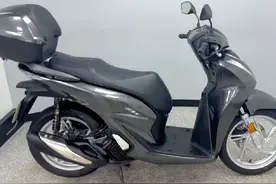 本田水冷踏板车SH125，前后碟刹配ABS，油耗2.46，适合代步视频封面