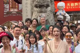 感谢大家的热情！ 天气太热啦爷爷避暑啦 近期不会上街送啦 没拿到的孩子们 等爷爷消息吧！#爷爷一年一度的荷花返场 #辰老爷子 #国风合伙人 #79岁汉服爷爷送荷花